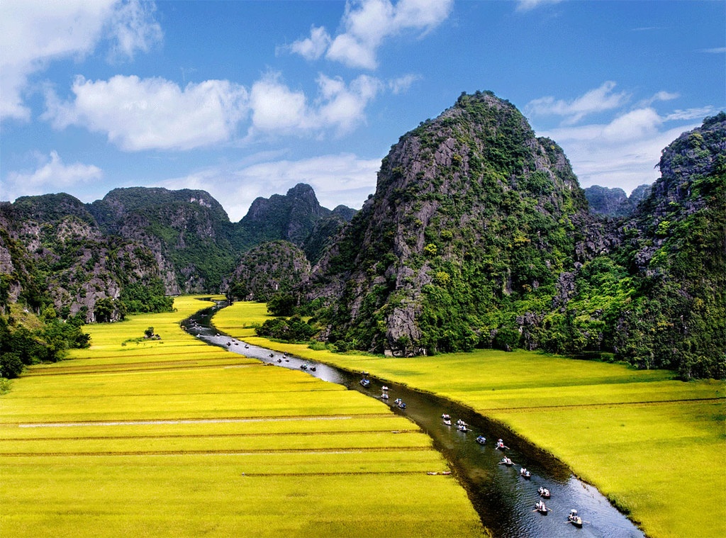 ĐIều gì khiến Tam Cốc Bích Động được ví là "Vịnh Hạ Long trên cạn"? ly do gi khien tam coc bich dong duoc vi la vinh ha long tren can