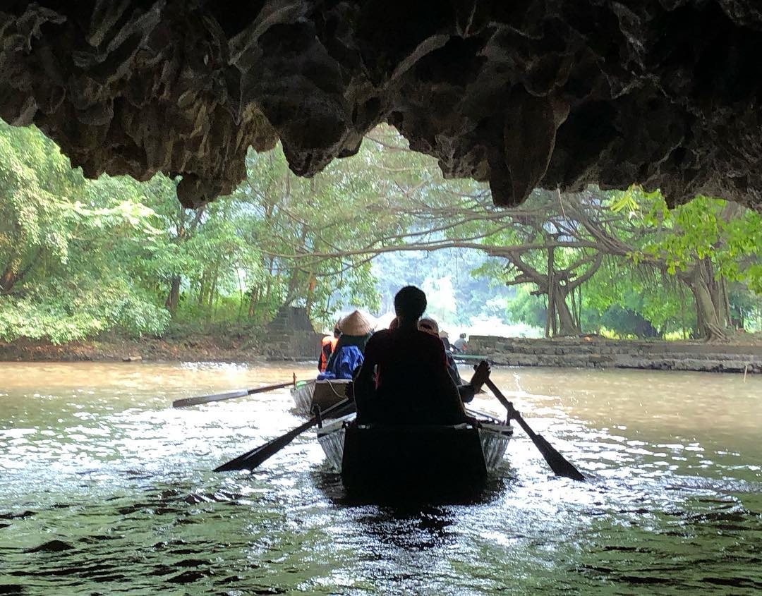ĐIều gì khiến Tam Cốc Bích Động được ví là "Vịnh Hạ Long trên cạn"? ly do gi khien tam coc bich dong duoc vi la vinh ha long tren can