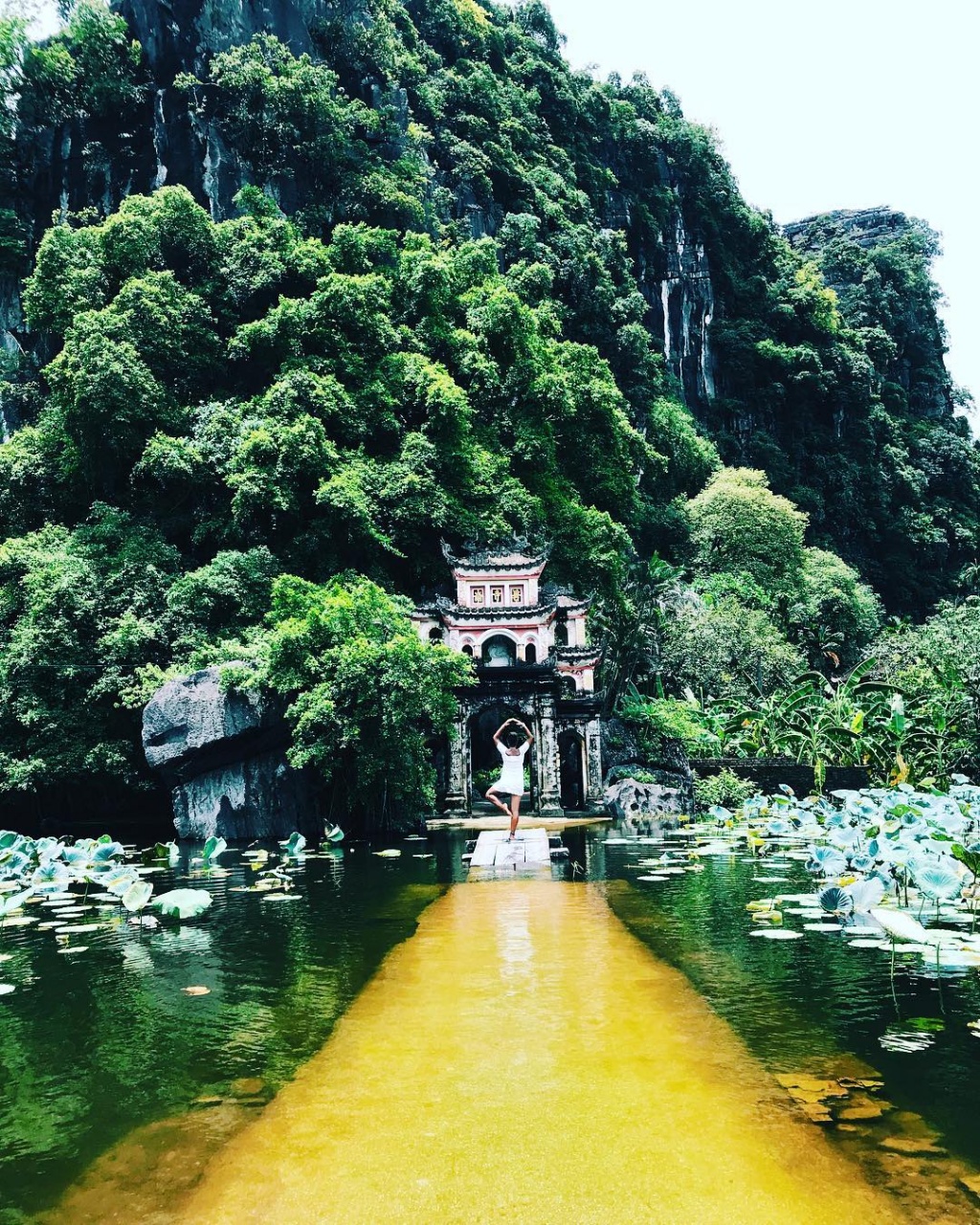 ĐIều gì khiến Tam Cốc Bích Động được ví là "Vịnh Hạ Long trên cạn"? ly do gi khien tam coc bich dong duoc vi la vinh ha long tren can