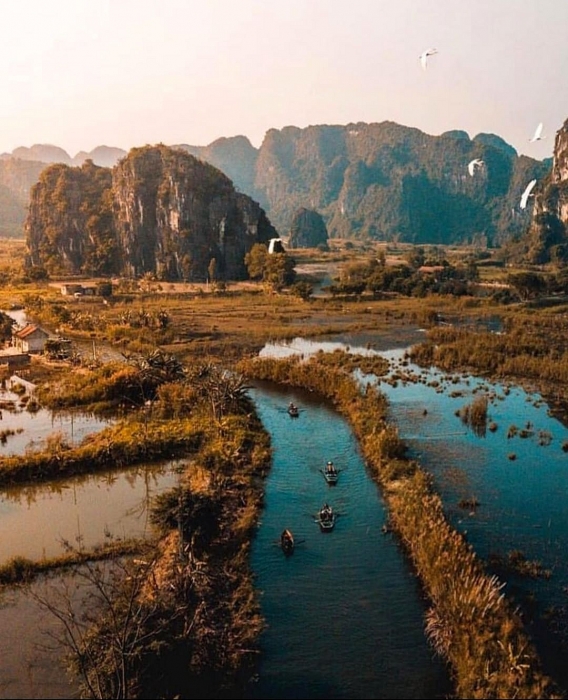 ĐIều gì khiến Tam Cốc Bích Động được ví là "Vịnh Hạ Long trên cạn"? ly do gi khien tam coc bich dong duoc vi la vinh ha long tren can