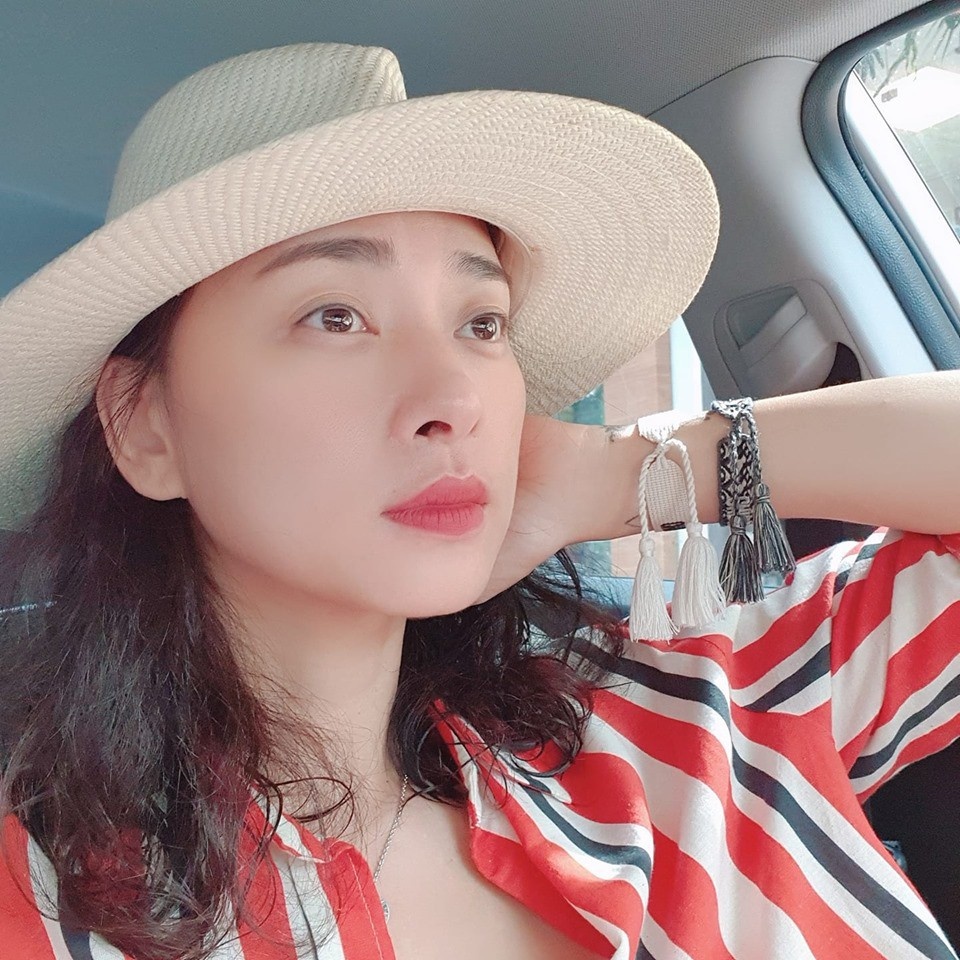 Facebook sao Việt hôm nay (27/5): Hạ Băng sinh con trai thứ 3, H'Hen Niê tay trong tay cùng "trai lạ" facebook sao viet hom nay 275 ha bang sinh con trai thu 3 hhen nie tay trong tay cung trai la