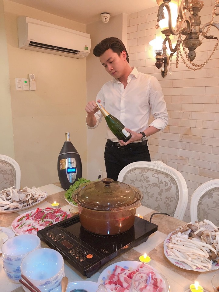 Facebook sao Việt hôm nay (8/6): Quốc Trường tích cực "thả thính", Hương Giang idol và bạn trai cũ Criss Lai tái hợp? facebook sao viet hom nay 86 quoc truong tich cuc tha thinh huong giang idol va ban trai cu criss lai tai hop