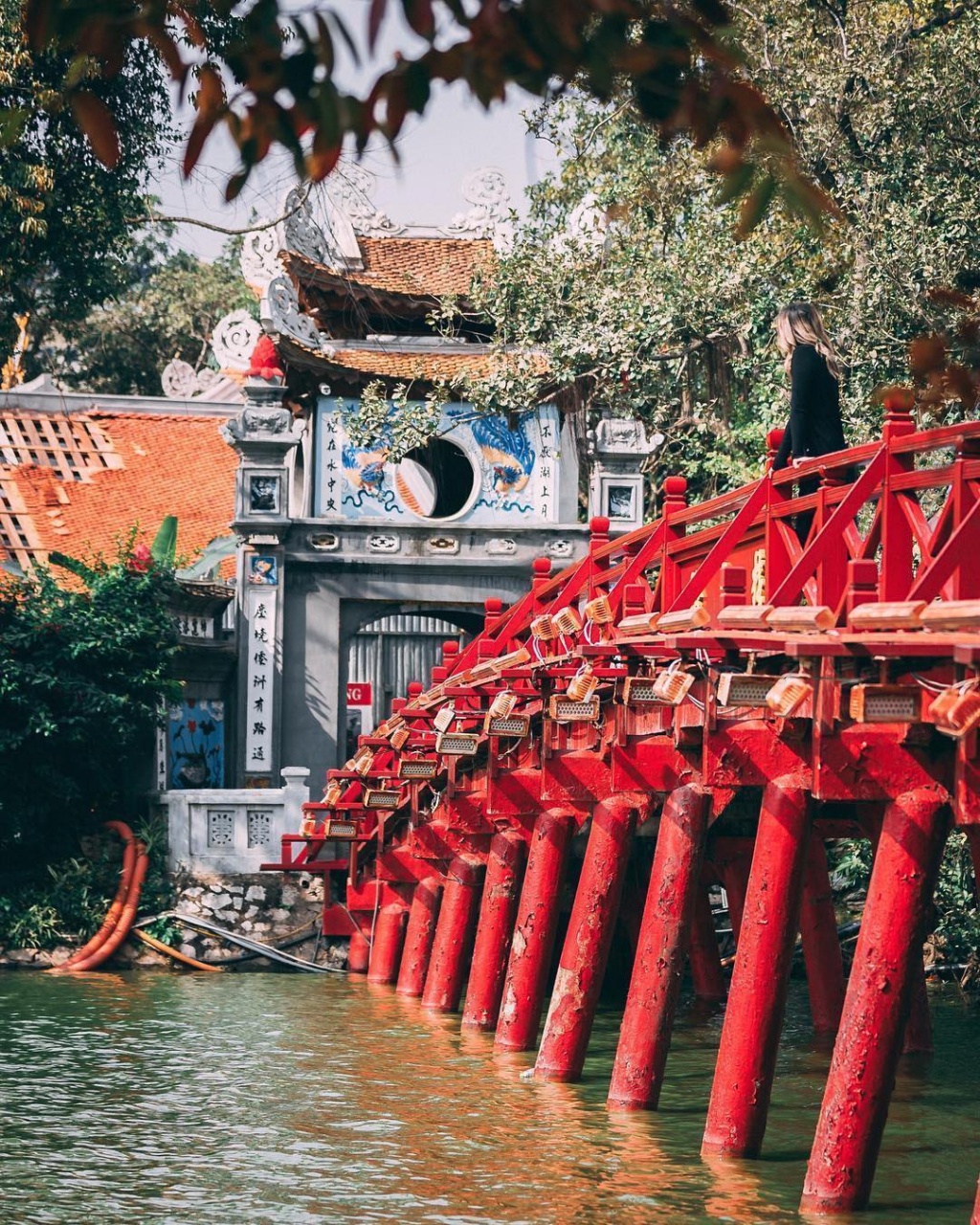 Cầu Thê Húc - Biểu tượng nét đẹp văn hóa của người Hà Thành và bí mật ít người biết đến cau the huc bieu tuong net dep van hoa cua nguoi ha thanh va bi mat it nguoi biet den