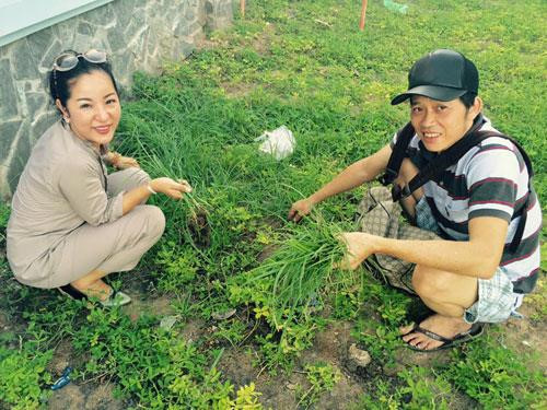 Cuộc sống giản dị ăn cơm cá kho, tưới cây, nhặt cỏ của Hoài Linh cuoc song gian di an com ca kho tuoi cay nhat co cua hoai linh