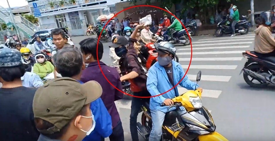 Nhân chứng vụ Lê Dương Bảo Lâm bị đánh khi phát cơm từ thiện: "Đang diễn để quay phim chú ơi" nhan chung vu dien vien le duong bao lam bi danh khi phat com tu thien dang dien de quay phim chu oi