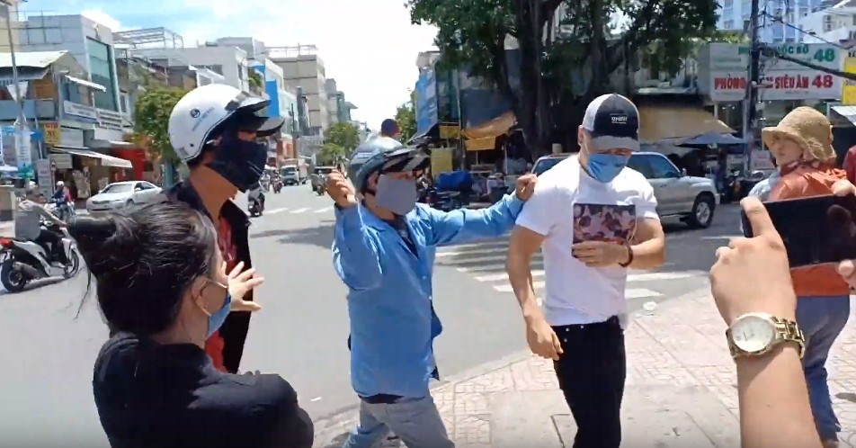 Nhân chứng vụ Lê Dương Bảo Lâm bị đánh khi phát cơm từ thiện: "Đang diễn để quay phim chú ơi" nhan chung vu dien vien le duong bao lam bi danh khi phat com tu thien dang dien de quay phim chu oi