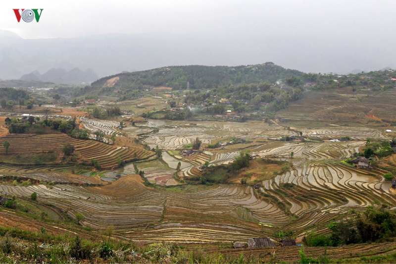 anh mua nuoc do lai chau lam xieu long du khach