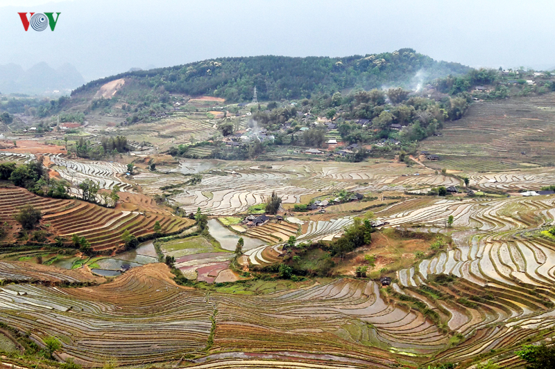 anh mua nuoc do lai chau lam xieu long du khach