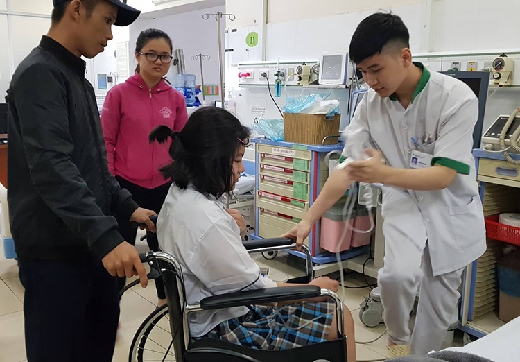 Nữ sinh ngất xỉu, nhập viện cấp tốc khi đang thi môn Toán nu sinh ngat xiu nhap vien cap toc khi dang thi mon toan