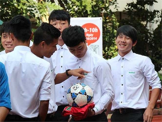 Lộ loạt ảnh dàn cầu thủ tuyển Việt Nam thời còn miệt mài đèn sách giữa kỳ thi THPT Quốc gia lo loat anh dan cau thu tuyen viet nam thoi con miet mai den sach giua ky thi thpt quoc gia