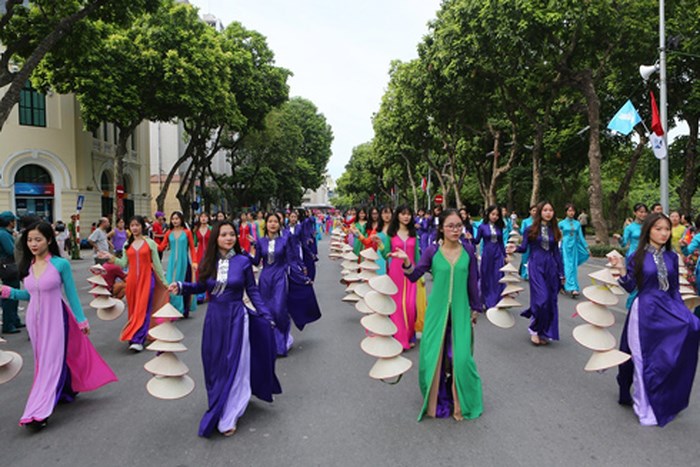 di bo vi hoa binh va le hoi duong pho o ha noi