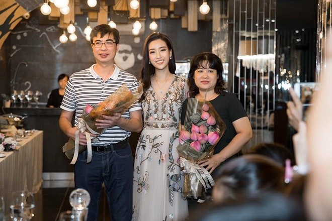 Facebook sao Việt (16/7): Hoa hậu Đỗ Mỹ Linh và mẹ đăng ký hiến tạng facebook sao viet 167 hoa hau do my linh va me dang ky hien tang