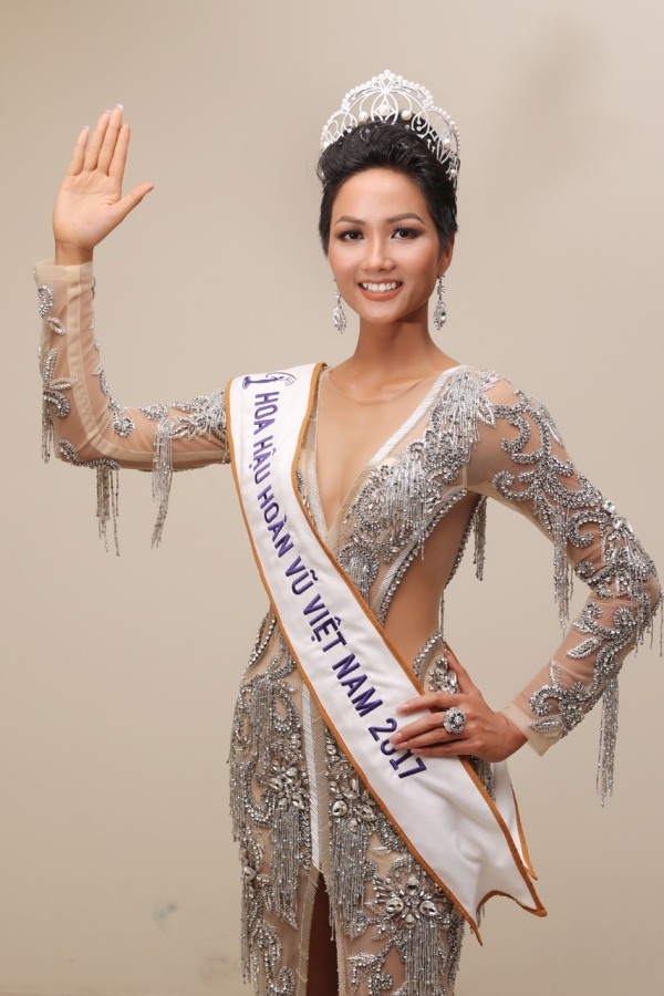 H'Hen Niê được BTC Miss Universe tặng lại chiếc vương miện Empower trị giá 2,7 tỷ đồng ngoai le hhen nie duoc btc miss universe tang lai chiec vuong mien empower tri gia 27 ty dong