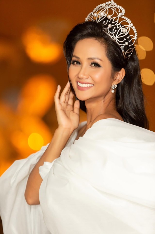 H'Hen Niê được BTC Miss Universe tặng lại chiếc vương miện Empower trị giá 2,7 tỷ đồng ngoai le hhen nie duoc btc miss universe tang lai chiec vuong mien empower tri gia 27 ty dong