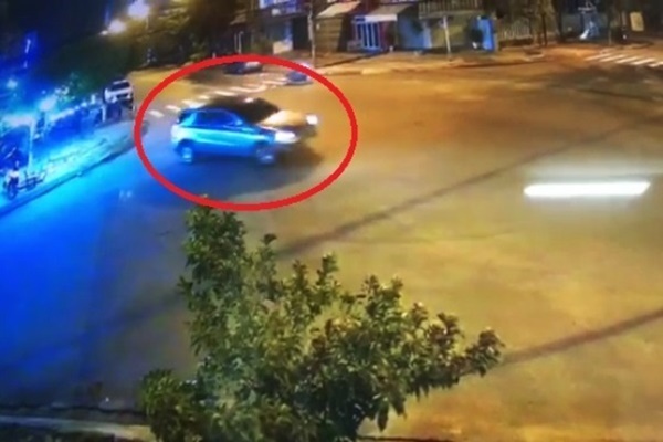 Mercedes chạy vòng quanh ở Đà Nẵng: Phạt tài xế 17 triệu đồng mercedes chay vong quanh o da nang phat tai xe 17 trieu dong