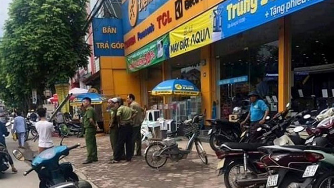 Tạm giữ đối tượng dùng kiếm truy sát bảo vệ cửa hàng điện máy tại Hà Nội tam giu doi tuong dung kiem truy sat bao ve cua hang dien may tai ha noi