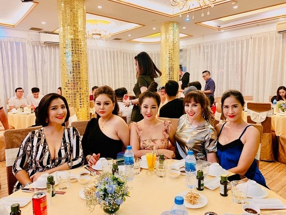 Facebook sao Việt hôm nay (2/8): Nam Thư 'dằn mặt' anti-fan, Hà Tăng khoe sắc trẻ trung facebook sao viet hom nay 28 nam thu dan mat anti fan ha tang khoe sac tre trung