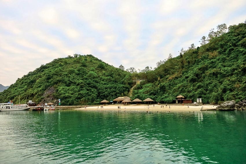 Tạm dừng hoạt động bãi tắm Soi Sim trên vịnh Hạ Long tam dung hoat dong bai tam soi sim tren vinh ha long