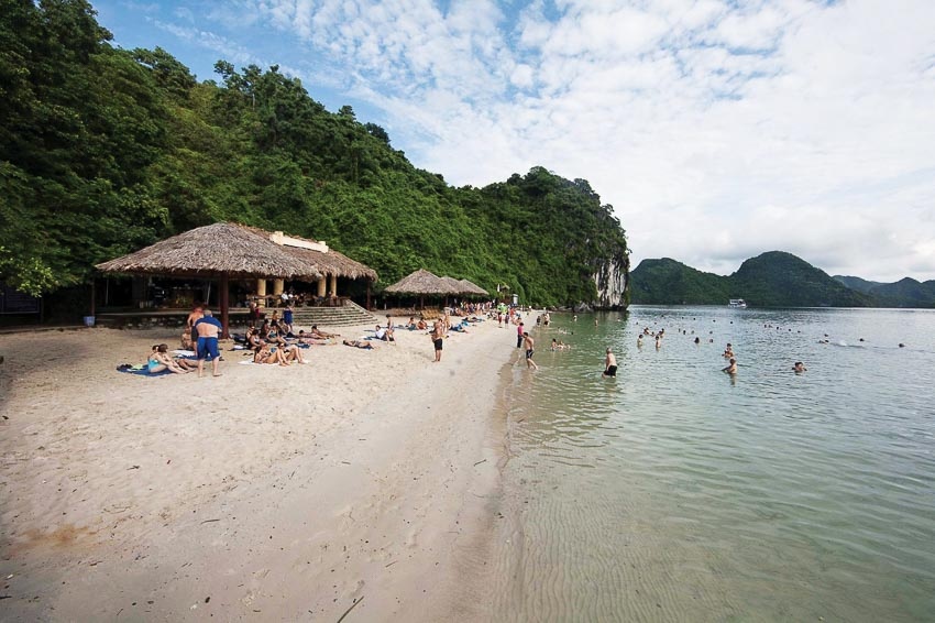 Tạm dừng hoạt động bãi tắm Soi Sim trên vịnh Hạ Long tam dung hoat dong bai tam soi sim tren vinh ha long