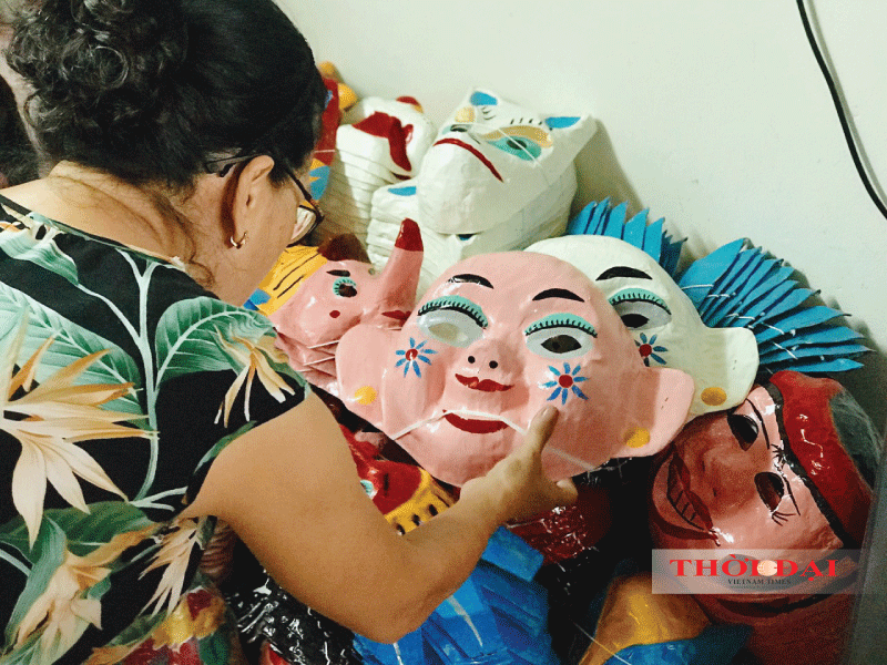 Chuyện đời, chuyện nghề của cặp nghệ nhân cuối cùng làm mặt nạ giấy bồi ở Hà Nội chuyen doi chuyen nghe cua cap nghe nhan cuoi cung lam mat na giay boi o ha noi
