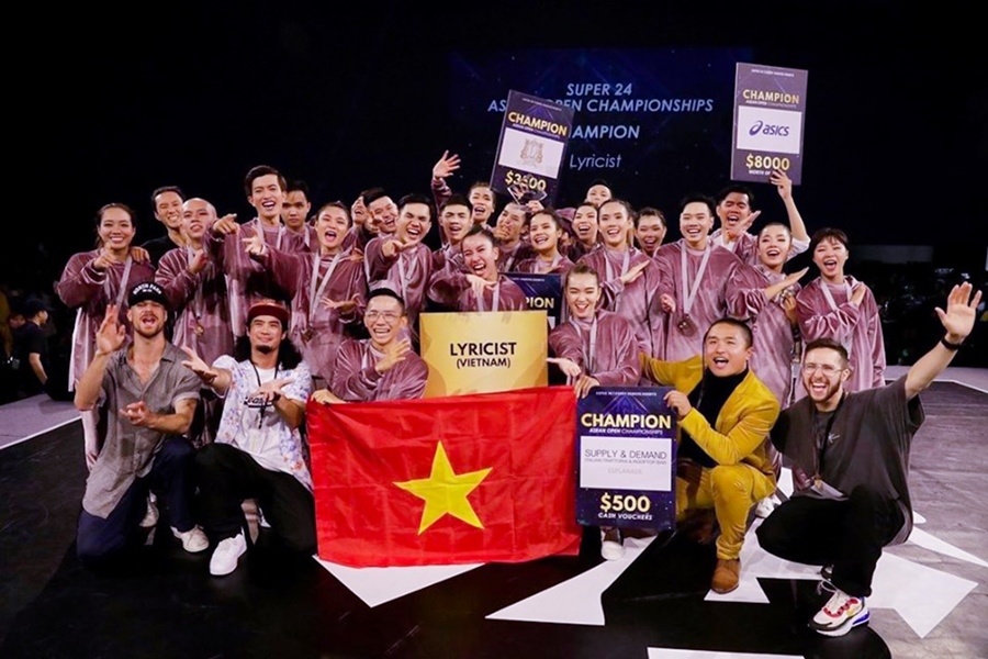 Nhóm vũ công Việt đăng quang tại cuộc thi nhảy Đông Nam Á Super 24 nhom vu cong viet dang quang tai cuoc thi nhay dong nam a super 24