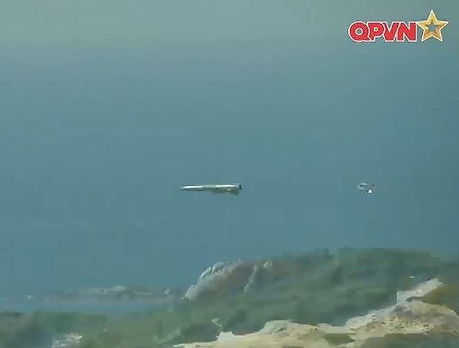 Xem "Rồng lửa" P-35B khai hoả bảo vệ Biển Đông uy luc dang gom cua ten lua diet ham hanh trinh p 35b nang ca tan co the ha guc tau san bay