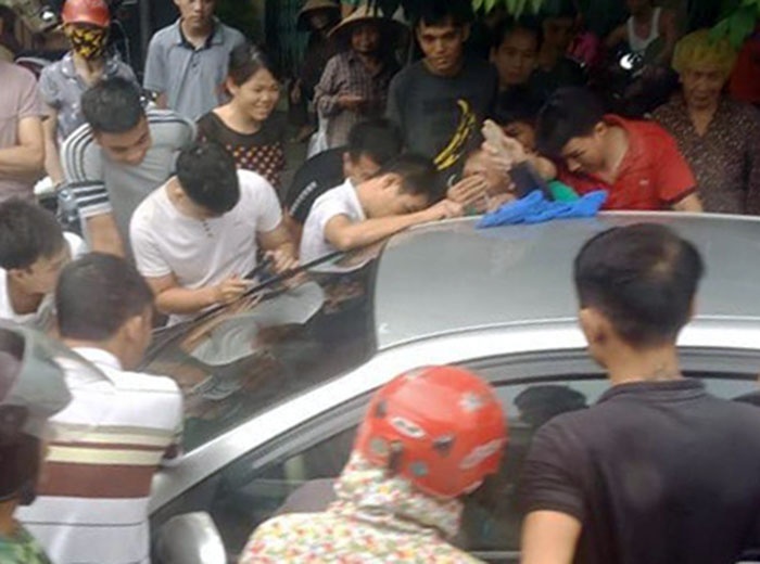 Quảng Ninh: Bố bỏ quên con trên xe ô tô quang ninh hoang hot vu bo bo quen con tren xe o to