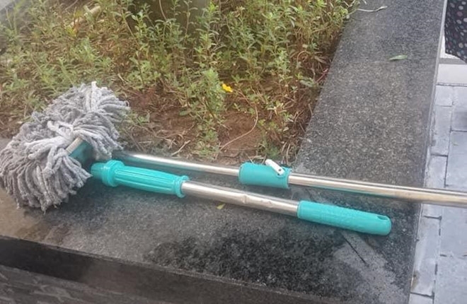 Bị chổi lau nhà rơi từ tầng 17 trúng đầu, bé trai 16 tháng tuổi nhập viện khẩn cấp bi choi lau nha roi tu tang 17 trung dau be trai 16 thang tuoi nhap vien khan cap