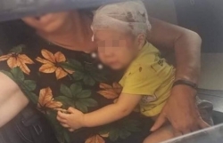 nhet pin dien tu vao tai be trai 5 tuoi bi thung mang nhi