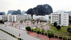 nga cau thang nu sinh 14 tuoi bi manh bat vo cua rach co