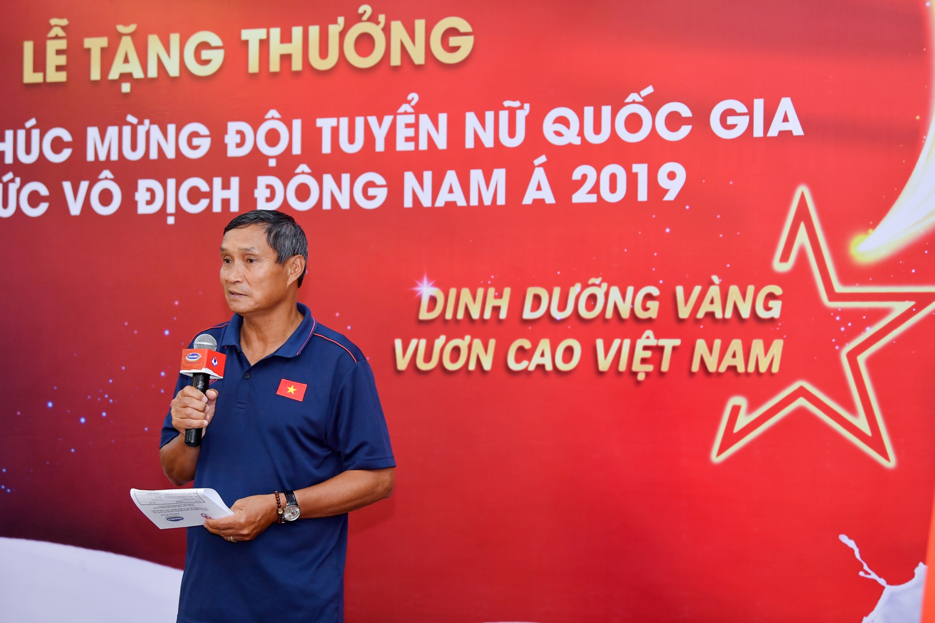 vinamilk trao thuong cho doi tuyen bong da nu quoc gia vo dich dong nam a 2019
