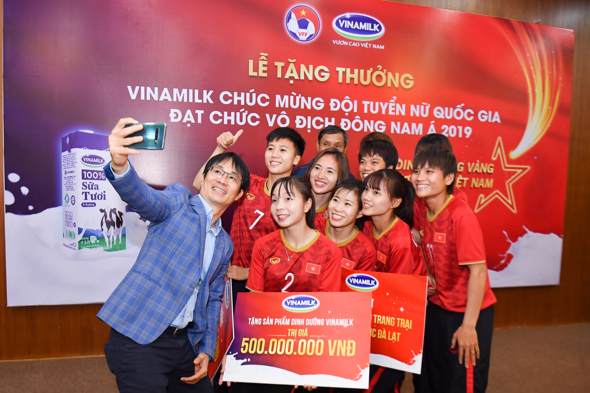 vinamilk trao thuong cho doi tuyen bong da nu quoc gia vo dich dong nam a 2019