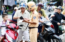 video csgt dung sung ak dap cua xe o to truy bat tai xe cung dau
