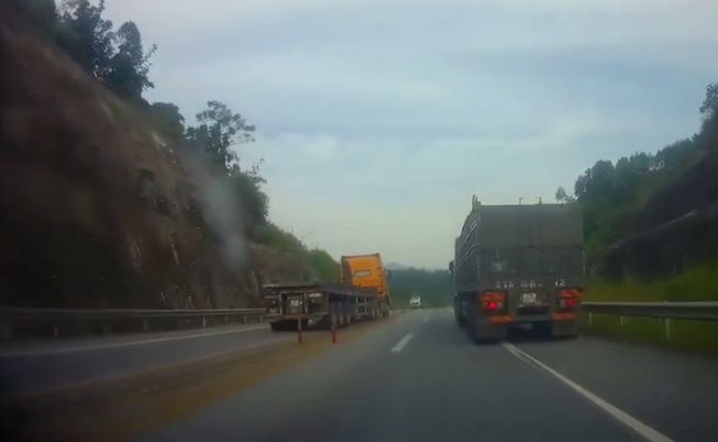 xu ly nghiem vu xe container co tinh di nguoc chieu tren cao toc pha nhieu cot cao su