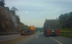 container mat lai tren cau thanh tri hat vang 1 nguoi xuong song