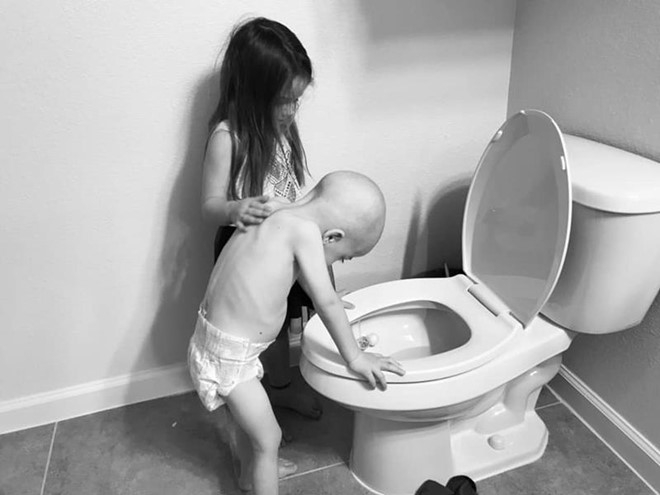 Hàng triệu người bật khóc trước hình ảnh chị gái 5 tuổi chăm em trai 4 tuổi bị ung thư hang trieu nguoi bat khoc truoc hinh anh chi gai 5 tuoi cham em trai 4 tuoi bi ung thu