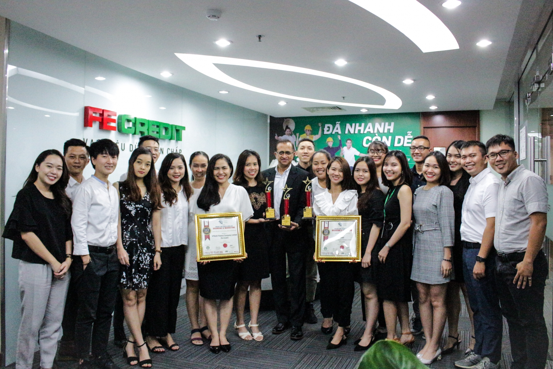 FE CREDIT ghi dấu thêm 3 giải thưởng tại lễ trao giải CMO Asia 2019 fe credit ghi dau them 3 giai thuong tai le trao giai cmo asia 2019