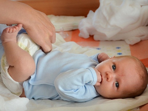 Trẻ đi ngoài phân xanh: Triệu chứng, nguyên nhân và cách xử lý tre di ngoai phan xanh trieu chung nguyen nhan va cach xu ly