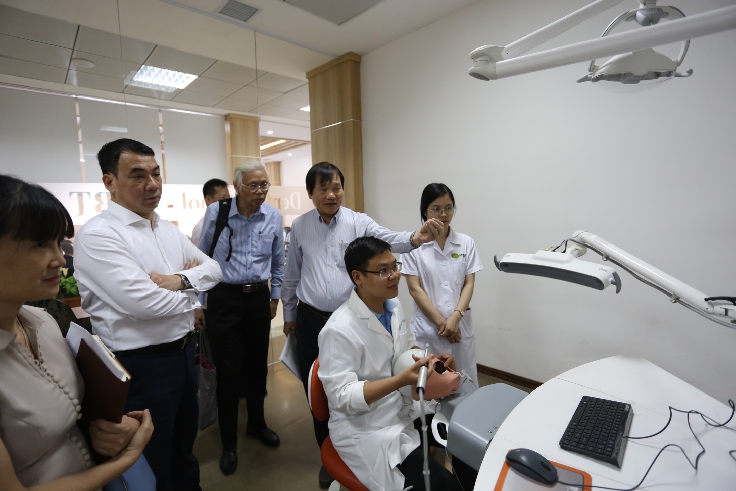 Đón tiếp đoàn Cục Khoa học Công nghệ và Đào tạo - Bộ Y tế đến thăm và làm việc tại Trường ĐH Kinh doanh và Công nghệ Hà Nội don tiep doan cuc khoa hoc cong nghe va dao tao bo y te den tham va lam viec tai truong dh kinh doanh va cong nghe ha noi