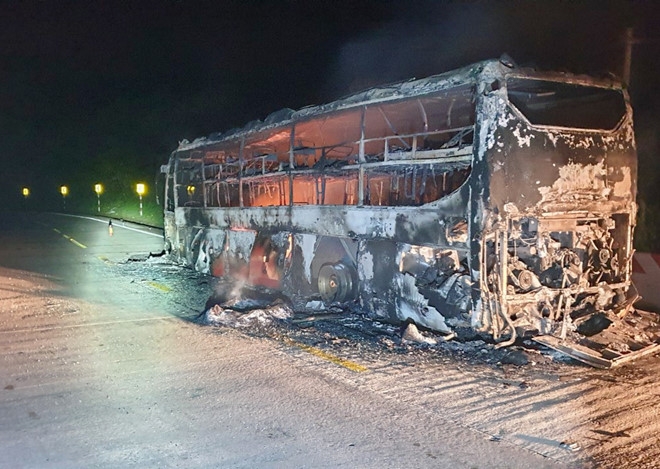 Xe khách bất ngờ bốc cháy khi đang di chuyển trên đường Hồ Chí Minh xe khach bat ngo boc chay khi dang di chuyen tren duong ho chi minh