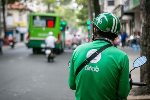 Grab áp dụng chính sách phạt khách hàng từ 3.000 đến 10.000 đồng nếu để "xe chờ quá 5 phút" cho khach qua lau doi tac tai xe grab se nhan duoc 100 so tien thu tu phi xe cho qua 5 phut