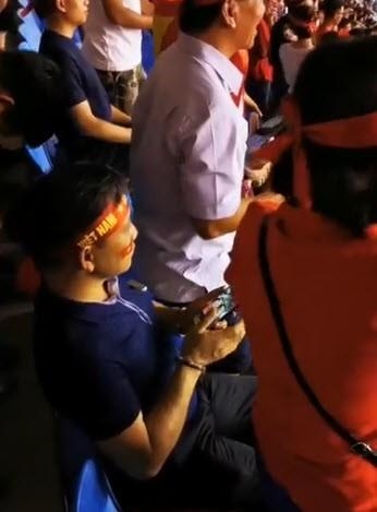 Truy danh tính người đàn ông ngồi lên Quốc kỳ ở sân Mỹ Đình cu dan mang buc xuc ve nguoi dan ong ngoi len la quoc ky khi xem tran viet nam malaysia