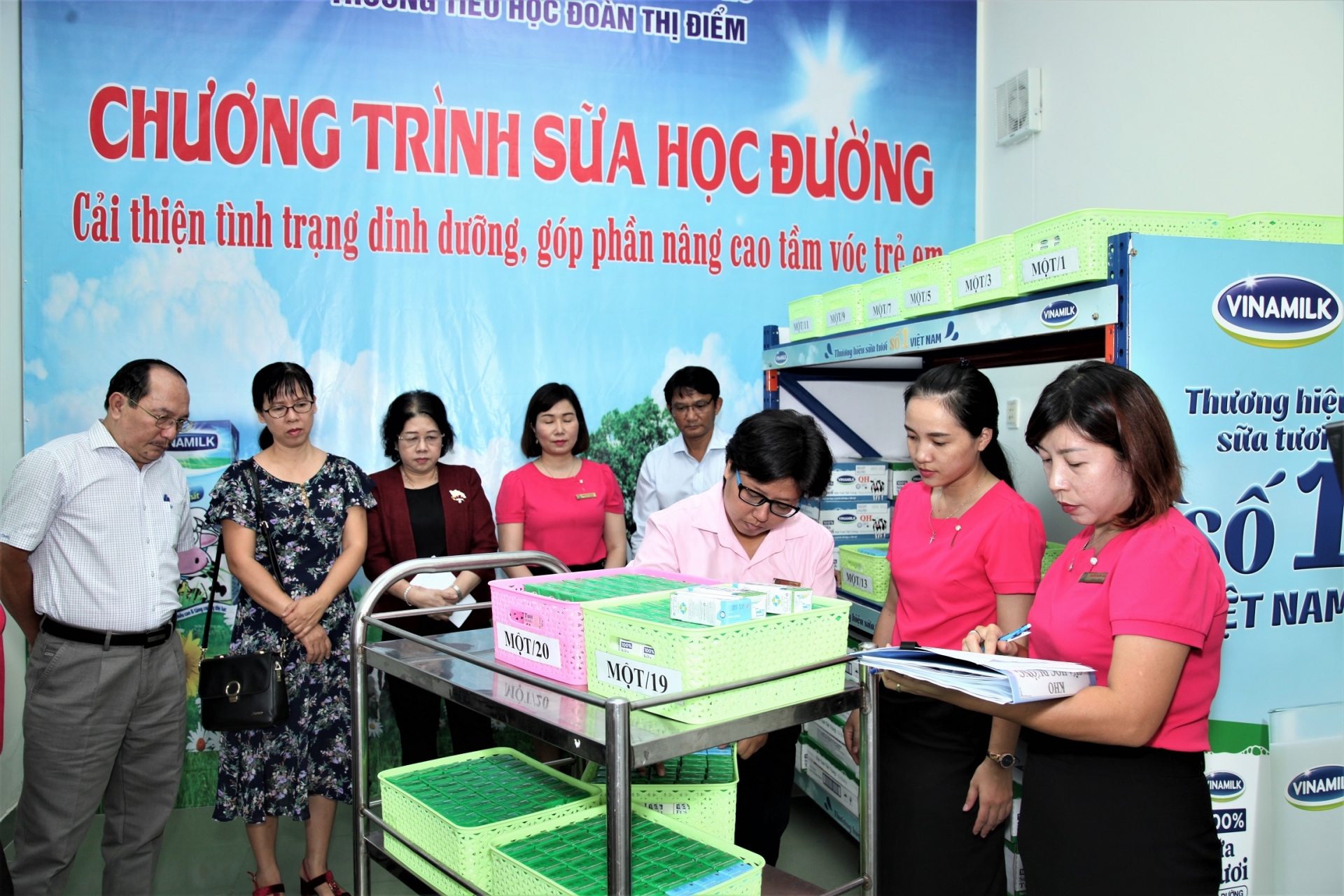 Hơn 300.000 trẻ em ở TP. HCM chính thức thụ hưởng chương trình Sữa học đường hon 300000 tre em o tp hcm chinh thuc thu huong chuong trinh sua hoc duong