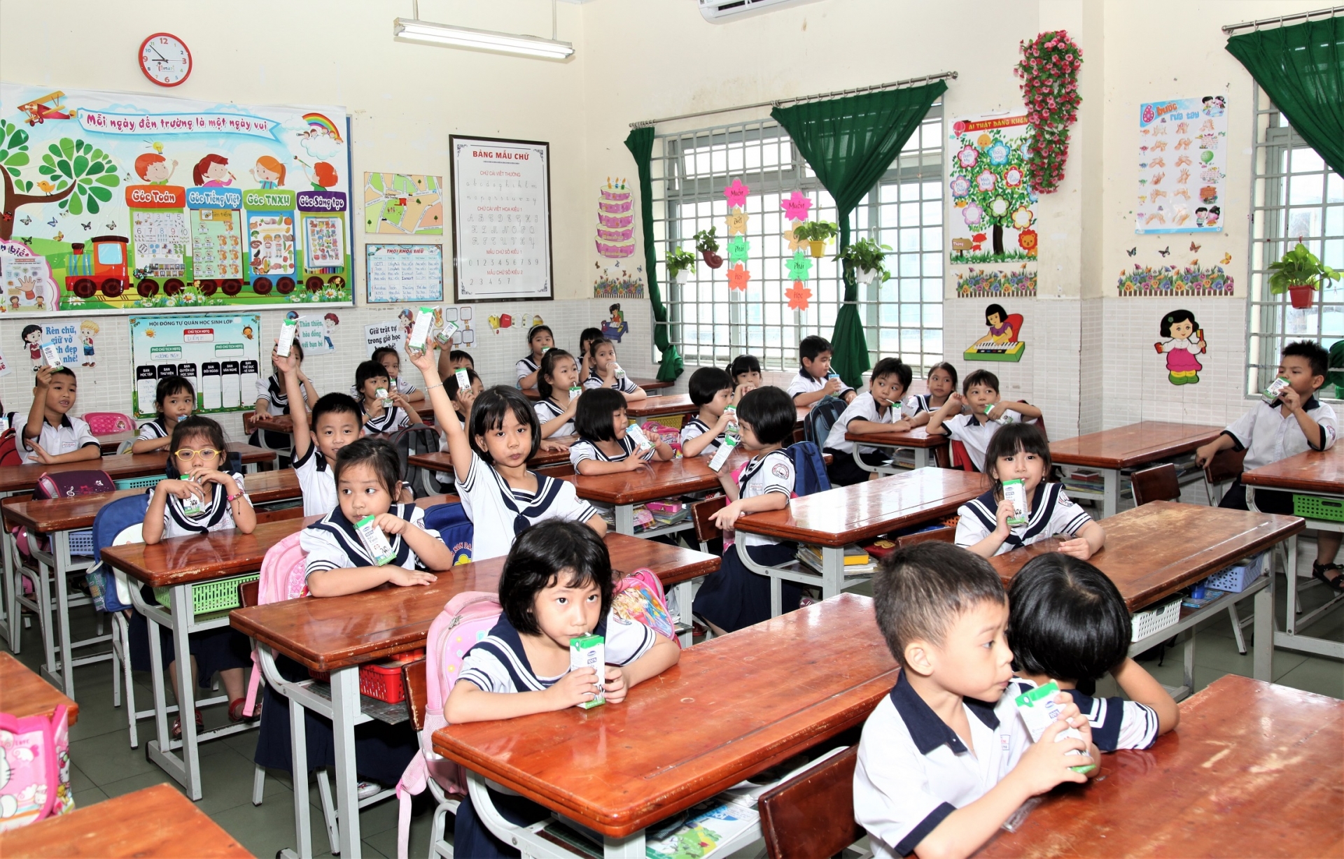 Hơn 300.000 trẻ em ở TP. HCM chính thức thụ hưởng chương trình Sữa học đường hon 300000 tre em o tp hcm chinh thuc thu huong chuong trinh sua hoc duong