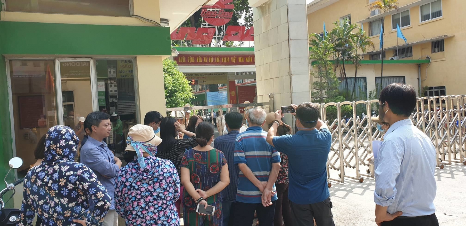 Vụ cháy nhà máy Rạng Đông: Người dân Hạ Đình đòi đền bù 1 tỷ/lít máu nhiễm thủy ngân vu chay nha may rang dong nguoi dan ha dinh doi den bu 1 tylit mau nhiem thuy ngan