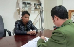 video soc canh 3 thanh nien chem toi tap nhom hoc sinh dang ngoi uong nuoc