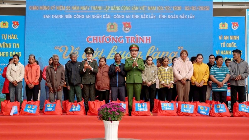 ດັກລັກ: ຂອງຂວັນຫຼາຍຢ່າງມອບໃຫ້ບັນດາຄອບຄົວທີ່ມີຄຸນງາມຄວາມດີ, ຜູ້ປະສົບກັບຄວາມຫຍຸ້ງຍາກ ດັກລັກ: ຂອງຂວັນຫຼາຍຢ່າງມອບໃຫ້ບັນດາຄອບຄົວທີ່ມີຄຸນງາມຄວາມດີ, ຜູ້ປະສົບກັບຄວາມຫຍຸ້ງຍາກ