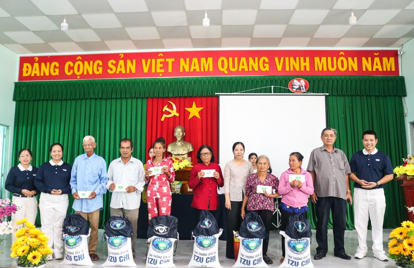 250 ຄອບຄົວທຸກຍາກຢູ່ ຈ່າວິງ ໄດ້ຮັບຂອງຂວັນບຸນເຕັດຈາກອົງການ Tzu Chi 250 ຄອບຄົວທຸກຍາກຢູ່ ຈ່າວິງ ໄດ້ຮັບຂອງຂວັນບຸນເຕັດຈາກອົງການ Tzu Chi