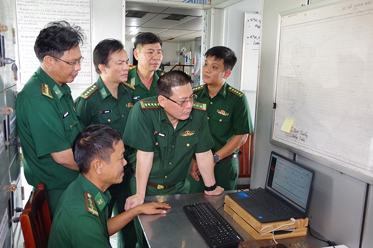 ກອງບັນຊາການທະຫານຊາຍແດນກວດກາວຽກງານຕ້ານການຫາປາ IUU ຢູ່ນະຄອນໂຮ່ຈິມິນ