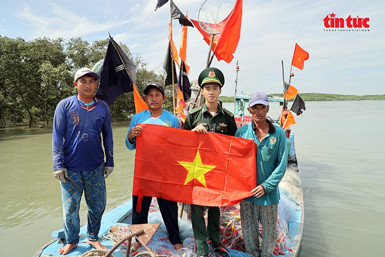 ກອງບັນຊາການທະຫານຊາຍແດນກວດກາວຽກງານຕ້ານການຫາປາ IUU ຢູ່ນະຄອນໂຮ່ຈິມິນ